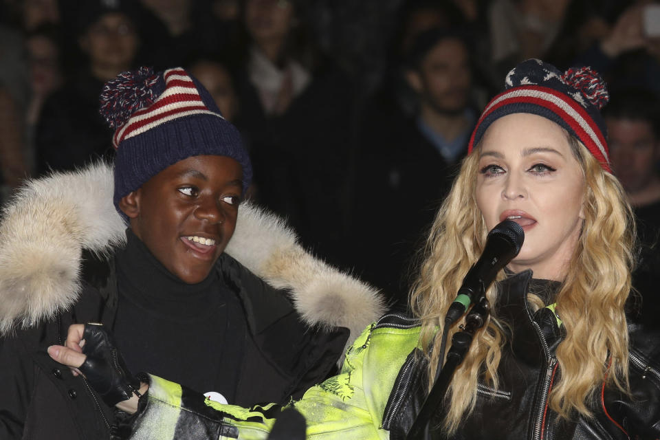 En esta foto del 7 de noviembre del 2016, Madonna y su hijo, David Banda, apoyan a la candidata presidencial demócrata Hillary Clinton en una ceremonia en Washington Square Park. La Reina del Pop es también una mamá amante del fútbol que planea abrir una academia en Malawi. La iniciativa fue inspirada por Banda, quien tiene ambiciones de llegar a ser un futbolista profesional y está en la academia juvenil del club portugués Benfica. (Foto por Greg Allen/Invision/AP, Archivo)