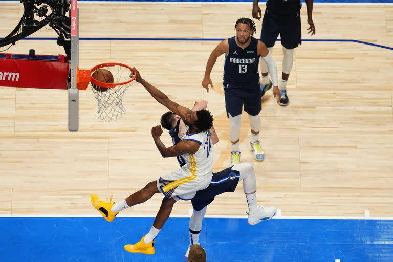 Andrew Wiggins pasó por encima de Luka Doncic