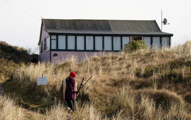 Hemsby resident Sue removes the last of her belongings from her cliff-edge home - Joe Giddens/PA Wire