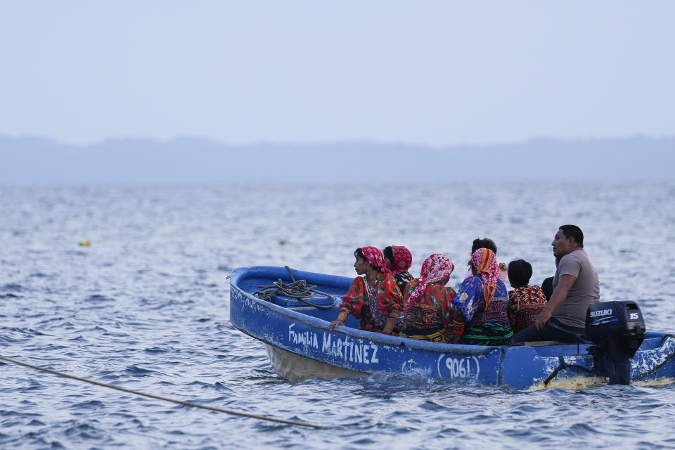 Los residentes de la isla Gardi Sugdub utilizan una lancha a motor de borda para llegar al continente, en el archipiélago de San Blas frente a la costa caribeña de Panamá, el lunes 27 de mayo de 2024. Debido al aumento del nivel del mar, unas 300 familias indígenas Guna se trasladarán a nuevas casas, construidas por el gobierno, en tierra firme. (Foto AP/Matías Delacroix)