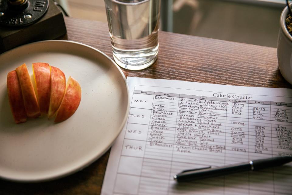 La restricción de alimentos puede provocar deficiencias nutricionales y empeorar la salud. <a href="https://www.pexels.com/photo/apple-slices-beside-a-calorie-counting-form-12499375/" rel="nofollow noopener" target="_blank" data-ylk="slk:Pexels/Spencer Stone;elm:context_link;itc:0;sec:content-canvas" class="link ">Pexels/Spencer Stone</a>, <a href="http://creativecommons.org/licenses/by/4.0/" rel="nofollow noopener" target="_blank" data-ylk="slk:CC BY;elm:context_link;itc:0;sec:content-canvas" class="link ">CC BY</a>