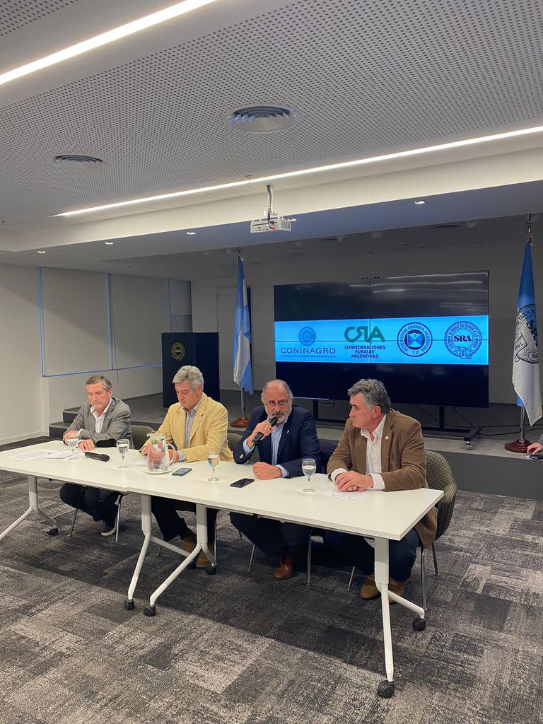 Elbio Laucirica, vicepresidente de Coninagro; Nicolás Pino, presidente de la Sociedad Rural Argentina (SRA); Jorge Chemes, presidente de Confederaciones Rurales Argentinas (CRA) y Carlos Achetoni, presidente de Federación Agraria Argentina (FAA) en el anuncio de la protesta del campo