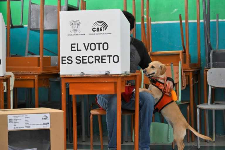 Una persona vota en el referéndum para endurecer las medidas contra el crimen organizado en Ecuador, el 21 de abril de 2024 en Quito (Rodrigo Buendía)