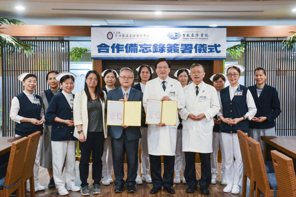 5月30日，台北慈濟醫院與聖母醫護管理專科學校正式簽署產學合作合約書。