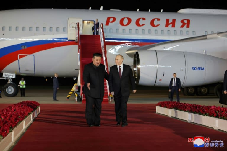 Der russische Präsident Wladimir Putin und der nordkoreanische Machthaber Kim Jong Un haben zum offiziellen Start ihres Treffens an einer Zeremonie in Pjöngjang teilgenommen. (STR)