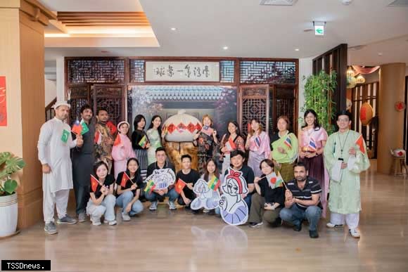來自八個國家在台國際碩博士，參訪參山處松柏嶺遊客中心茶文化主題館。(參山處提供)