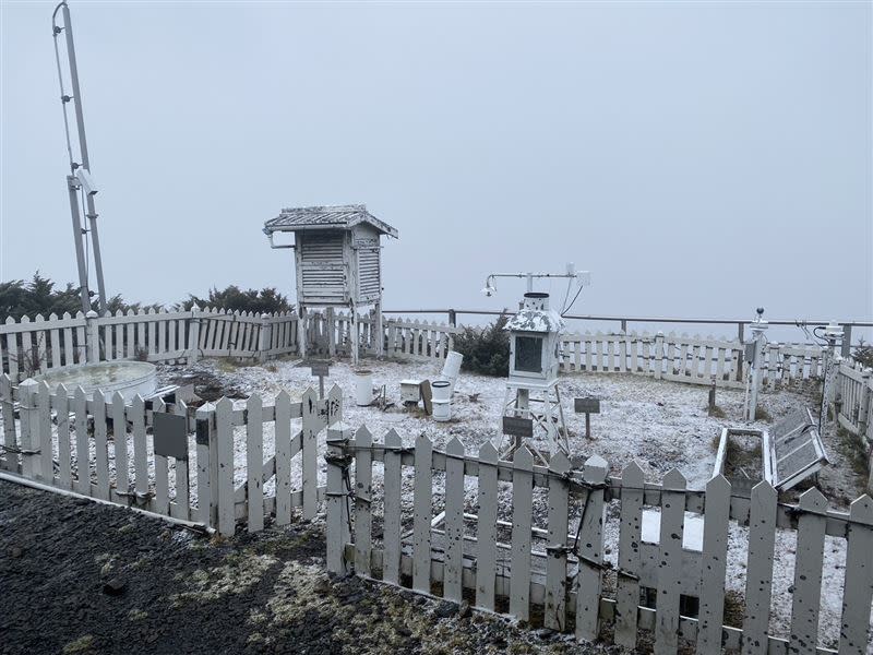 玉山氣象站地面覆蓋著一層薄雪。（圖／中央氣象署提供）