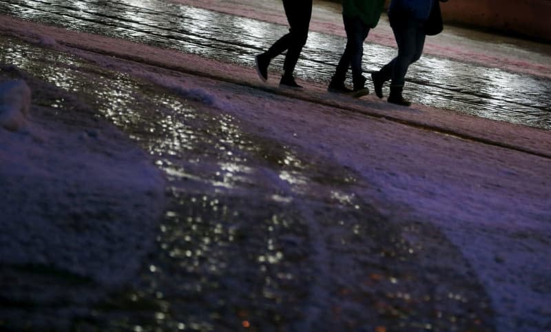 Tilt your body slightly forwards, take small steps and place the soles of your feet completely on the ground: Experts recommend walking like a penguin when trying to navigate slippery surfaces. But what should you do if you fall anyway? Karl-Josef Hildenbrand/dpa