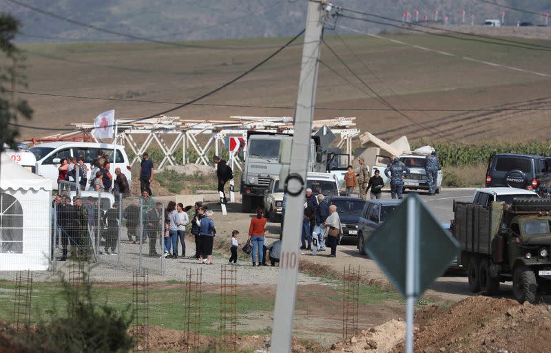 Refugees from Nagorno-Karabakh region arrive at an Armenian checkpoint in Kornidzor