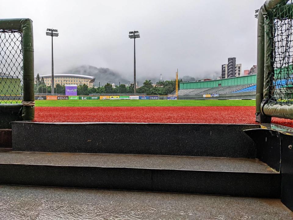 天母棒球場雨勢不止，今天味全對富邦之戰延賽。（謝岱穎／攝）