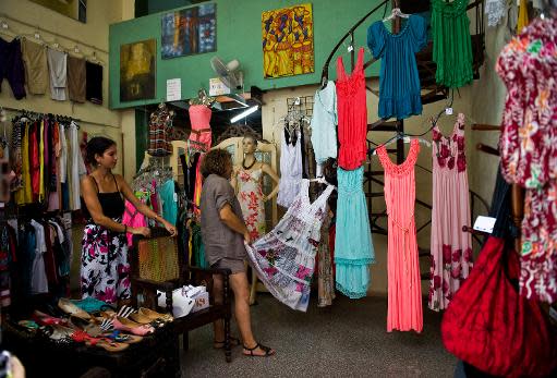 Clientas miran prendas de vestir importadas en una tienda privada de La Habana, el 4 de octubre de 2013 (AFP | Yamil Lage)