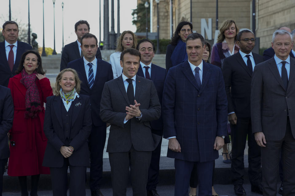 French President Emmanuel Macron and Spanish counterpart Pedro Sánchez, centre, pose for the media with members of France and Spanish delegations in Barcelona, Spain, on Thursday, Jan. 19, 2023. A summit between the Spanish and French governments, led by their executive leaders, prime minister Pedro Sánchez and president Emmanuel Macron, is held in the capital of Catalonia to strengthen relations between the European neighbors by signing a friendship treaty. (AP Photo/Emilio Morenatti)