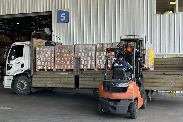 La AFIP inspecciona un cargamento de repelentes que llegó desde México y fue entregado a Cáritas