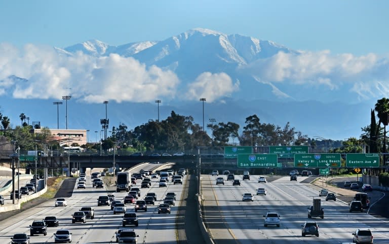 Unos vehículos circulan en una autopista de Los Ángeles, con las Montañas San Bernardino de fondo, el 7 de febrero de 2024 (Frederic J. Brown)
