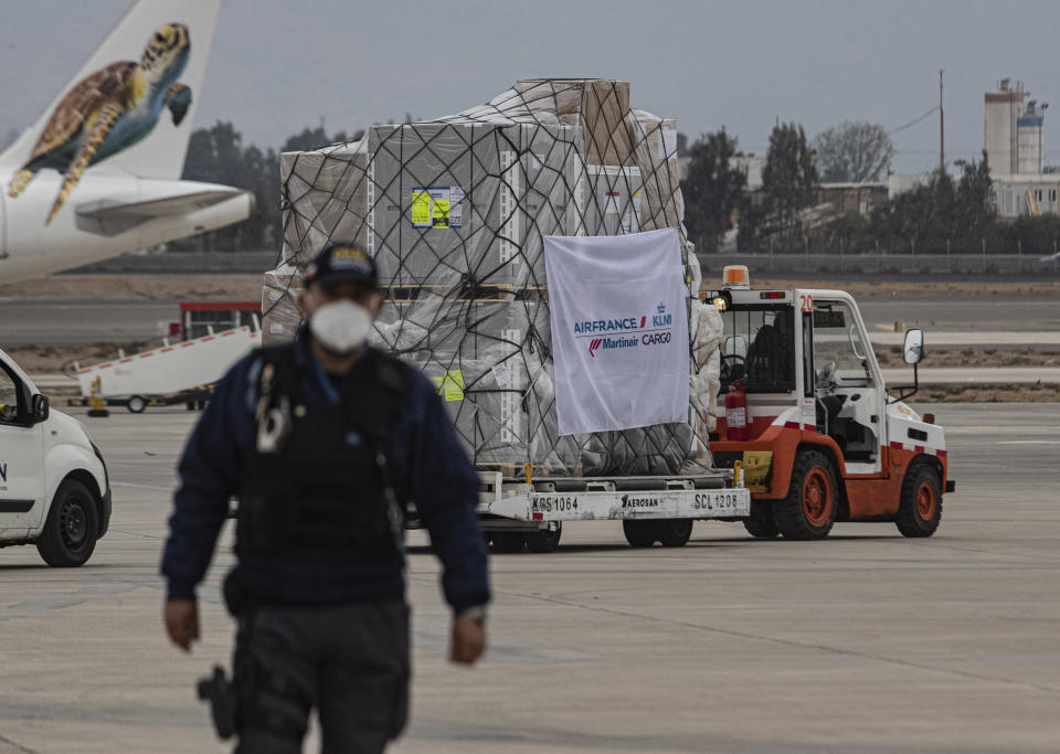 Un camión transporta un primer cargamento de la vacuna AstraZeneca contra el COVID-19 luego de su llegada al Aeropuerto Internacional Arturo Merino Benítez, en Santiago, Chile, el viernes 23 de abril de 2021. (AP Foto/Esteban Félix)