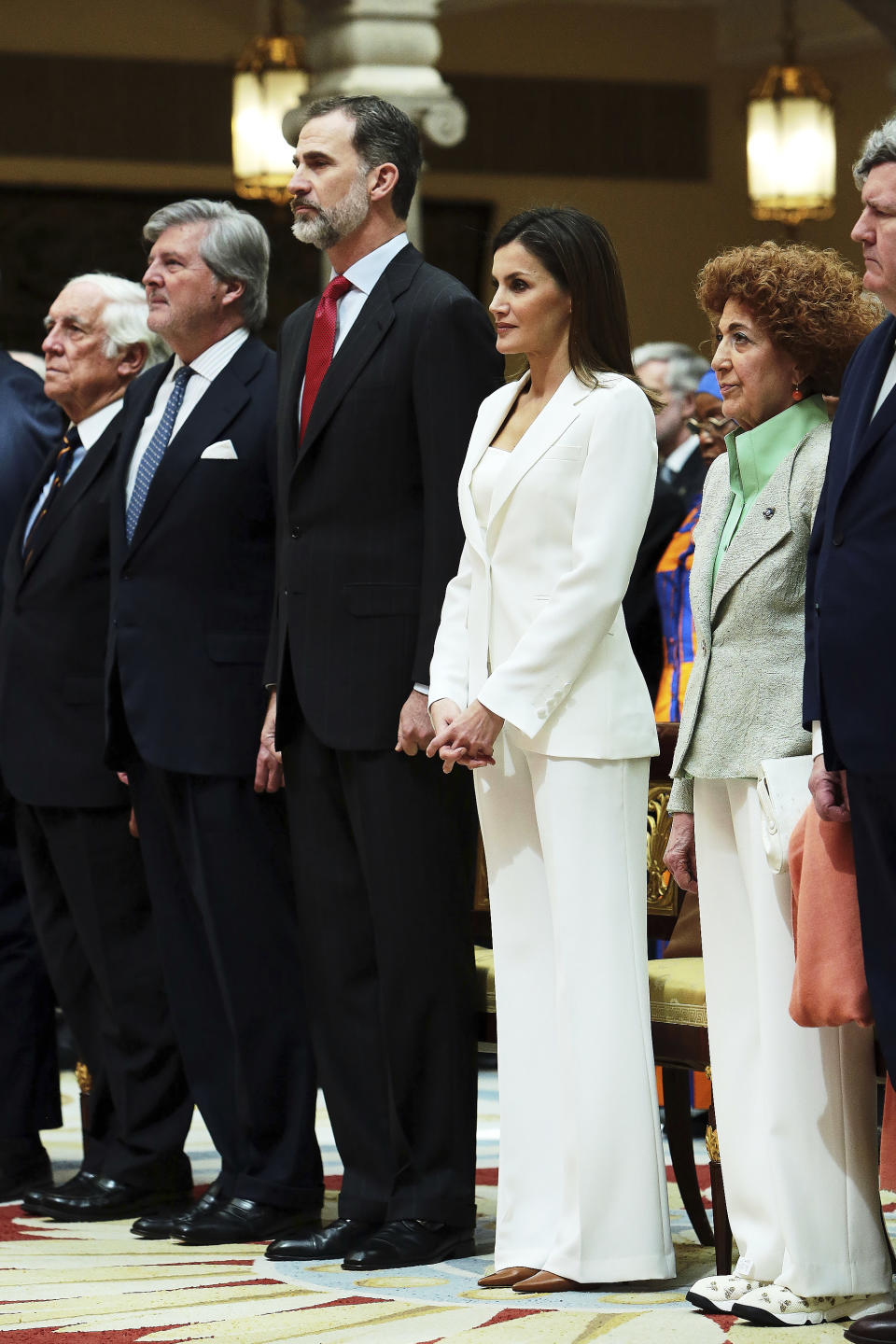 <p>La reina Letizia majestuosa de blanco en el Palacio el Pardo, en Madrid/Getty Images </p>