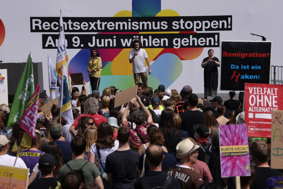 Louis Motaal von Fridays for Future spricht auf der Demo gegen Rechts in Berlin (Bild: Sean Gallup/Getty Images)