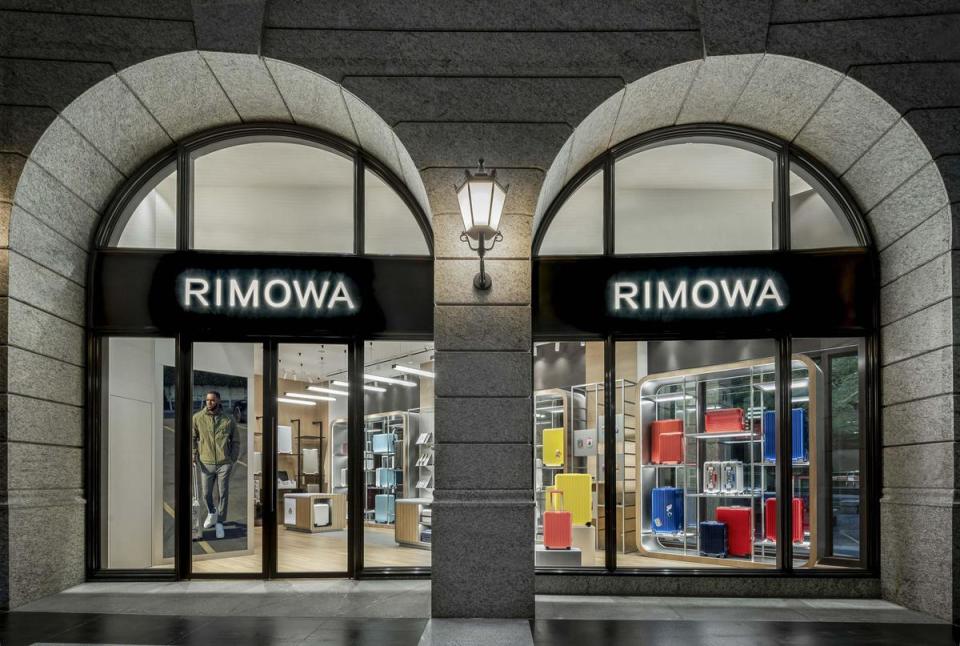 RIMOWA本週在Bellavita正式開幕，占地約20坪，店內還有行李牌燙印服務，只要購買行李箱，就可以免費燙印3個英文字母在行李牌上。（RIMOWA提供）
