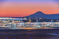 <p>El tercer lugar fue para el <strong>Aeropuerto Internacional de Tokio en Haneda</strong>, que también ganó <strong>el premio al aeropuerto más limpio del mundo, el mejor aeropuerto doméstico del mundo y mejor aeropuerto para personas con movilidad reducida e instalaciones accesibles.</strong></p> <p>Haneda ha sido aplaudido por los pasajeros por ofrecer excelentes opciones para comer, buenas tiendas, fácil conectividad hacia Tokio y una agradable experiencia de viaje al llegar o salir del terminal aéreo.</p> <p>(Getty Images)</p> 