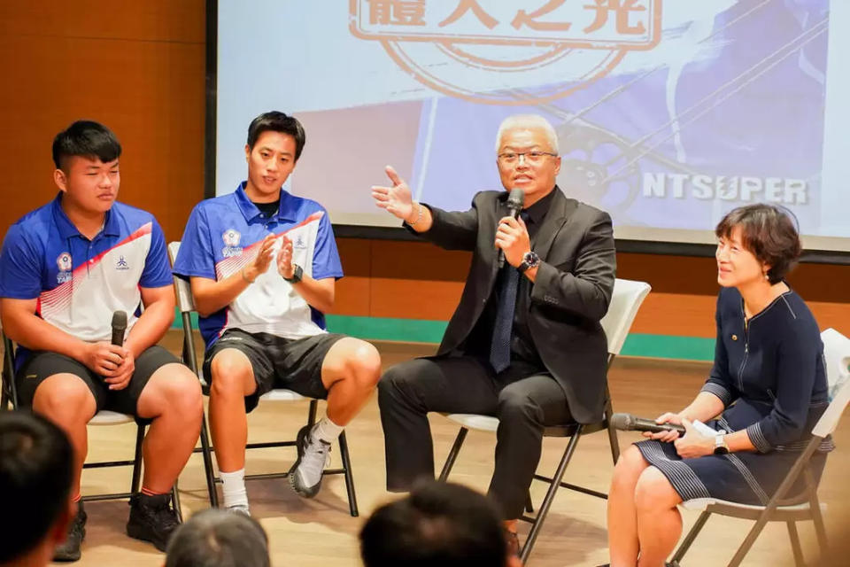 林政賢主任訪談射箭選手林明靜、吳子瑋等人。國立體大提供