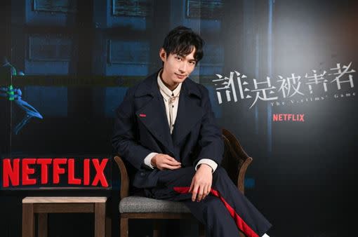 黃河在家穿四角褲配高跟鞋，自嘲畫面有點變態。（圖／Netflix提供）