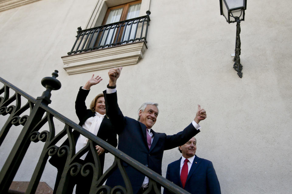 Archivo - Flanqueado por el ministro de Exteriores, Roberto Ampuero, a la derecha, y la primera dama Cecilia Morel, el presidente de Chile, Sebastián Piñera, levanta los pulgares en señal de victoria tras una conferencia de prensa sobre un fallo a favor de Chile de la Corte Internacional de Justicia de Naciones Unidas en Santiago, Chile, el 1 de octubre de 2018. Piñera murió el 6 de febrero de 2024 en un accidente de helicóptero en Lago Ranco, Chile, según confirmó la ministra de Interior, Carolina Tohá en una intervención en televisión. (AP Foto/Esteban Félix, Archivo)