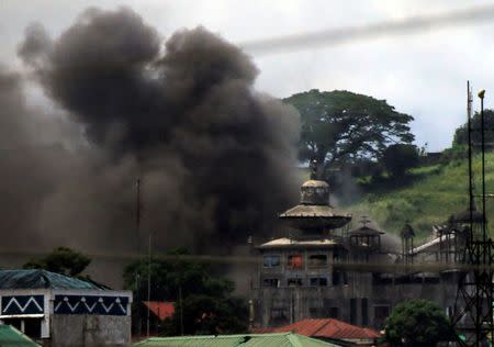 Billowing smoke is seen as government troops continue their assault against insurgents from the Maute group, who have taken over parts of Marawi City, Philippines June 22, 2017. REUTERS/Romeo Ranoco