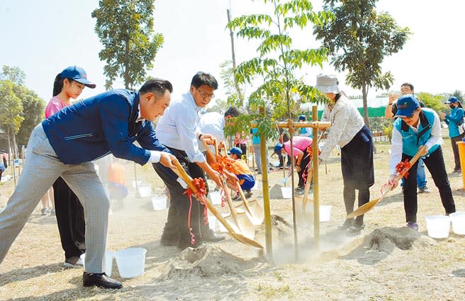 屏東縣長潘孟安（左二）配合屏東林管處植樹活動，在高屏溪河濱寵物運動公園種下台灣原生種苗木。（林和生攝）