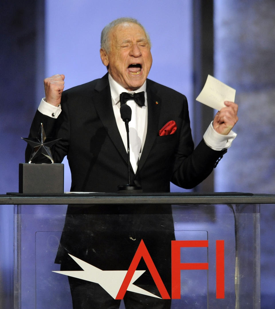 ARCHIVO – El galardonado Mel Brooks habla con el público durante la 41 Gala del Premio a la Trayectoria del American Film Institute en Los Angeles el 6 de junio de 2013. Brooks publicó su libro de memorias "All About Me!: My Remarkable Life in Show Business". (Foto Chris Pizzello/Invision/AP, archivo)