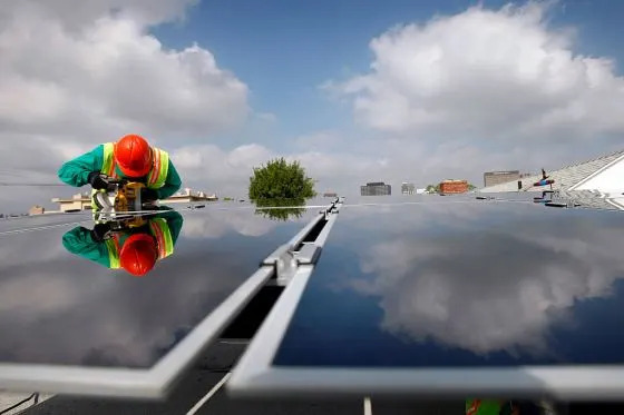 A SolarCity installer on a Los Angeles rooftop.<span class="copyright">Los Angeles Times via Getty Images</span>