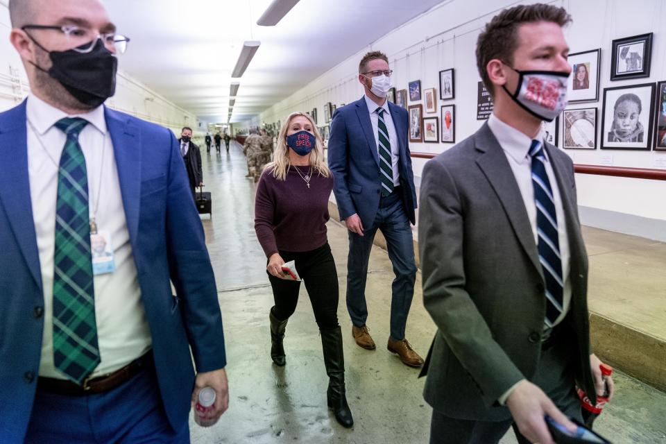 La representante republicana Marjorie Taylor Greene camina de vuelta a su oficina después de hablar en el piso de la Cámara de Representantes el jueves 4 de febrero de 2021, en el Capitolio en Washington. (AP Foto/Andrew Harnik)