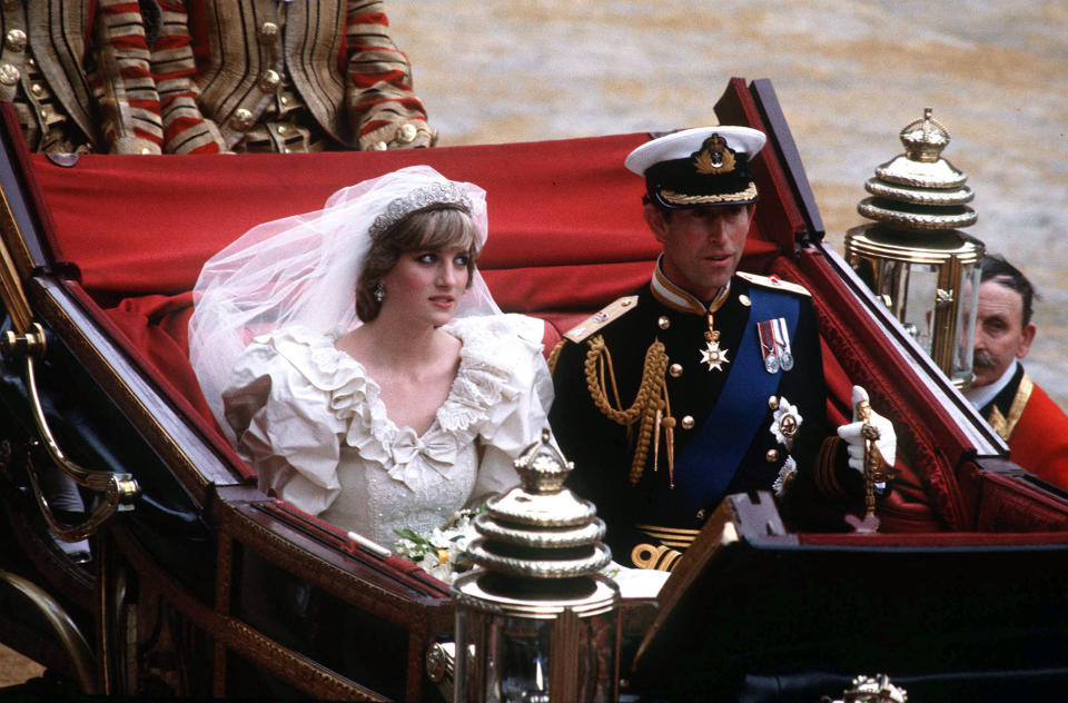 <p>Un documentaire qui revient sur le destin tragique de Lady Di.</p><br><br><a href="https://www.elle.fr/Loisirs/Series/Documentaires-famille-royale-britannique-a-voir#xtor=AL-541" rel="nofollow noopener" target="_blank" data-ylk="slk:Voir la suite des photos sur ELLE.fr;elm:context_link;itc:0;sec:content-canvas" class="link ">Voir la suite des photos sur ELLE.fr</a><br><h3> A lire aussi </h3><ul><li><a href="https://www.elle.fr/Loisirs/Series/Series-a-voir-pour-etre-incollable-sur-la-monarchie-britannique#xtor=AL-541" rel="nofollow noopener" target="_blank" data-ylk="slk:10 séries à voir pour être incollable sur la monarchie britannique;elm:context_link;itc:0;sec:content-canvas" class="link ">10 séries à voir pour être incollable sur la monarchie britannique</a></li><li><a href="https://www.elle.fr/Loisirs/Series/The-Crown-le-prince-Harry-a-t-il-fait-pression-pour-que-la-serie-ne-parle-pas-de-son-histoire-avec-Meghan-4035645#xtor=AL-541" rel="nofollow noopener" target="_blank" data-ylk="slk:The Crown : le prince Harry a-t-il fait pression pour que la série ne parle pas de son histoire avec Meghan ?;elm:context_link;itc:0;sec:content-canvas" class="link ">The Crown : le prince Harry a-t-il fait pression pour que la série ne parle pas de son histoire avec Meghan ?</a></li><li><a href="https://www.elle.fr/Loisirs/Series/Netflix-Meghan-Markle-et-le-prince-Harry-annoncent-l-arrivee-de-leur-premiere-serie-3923392#xtor=AL-541" rel="nofollow noopener" target="_blank" data-ylk="slk:Netflix : Meghan Markle et le prince Harry annoncent l’arrivée de leur première série;elm:context_link;itc:0;sec:content-canvas" class="link ">Netflix : Meghan Markle et le prince Harry annoncent l’arrivée de leur première série</a></li><li><a href="https://www.elle.fr/Loisirs/Series/Ces-4-films-et-series-documentaires-sur-Lady-Di-que-les-fans-de-The-Crown-vont-adorer#xtor=AL-541" rel="nofollow noopener" target="_blank" data-ylk="slk:Ces 4 films et séries documentaires sur Lady Di que les fans de « The Crown » vont adorer;elm:context_link;itc:0;sec:content-canvas" class="link ">Ces 4 films et séries documentaires sur Lady Di que les fans de « The Crown » vont adorer</a></li><li><a href="https://www.elle.fr/Astro/Horoscope/Quotidien#xtor=AL-541" rel="nofollow noopener" target="_blank" data-ylk="slk:Consultez votre horoscope sur ELLE;elm:context_link;itc:0;sec:content-canvas" class="link ">Consultez votre horoscope sur ELLE</a></li></ul>