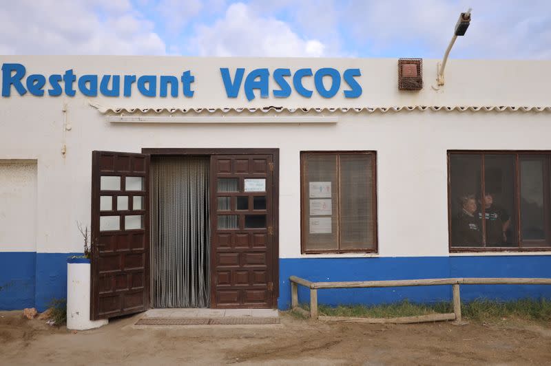 Marcela Otamendi, de 58 años, y su hermana María Cinta Otamendi, de 56, en el interior de su restaurante, que está rodeado de rocas para protegerlo del mar en la playa de la Marquesa