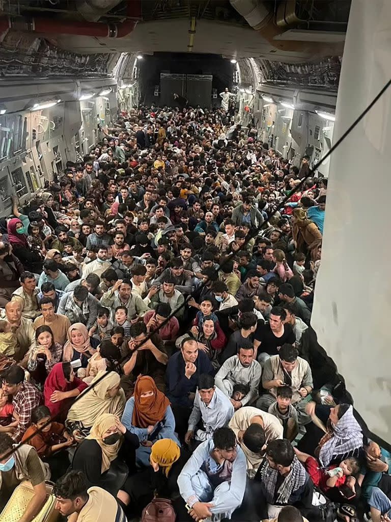 Al menos 640 civiles afganos desembarcaron en Qatar de la aeronave estadounidense