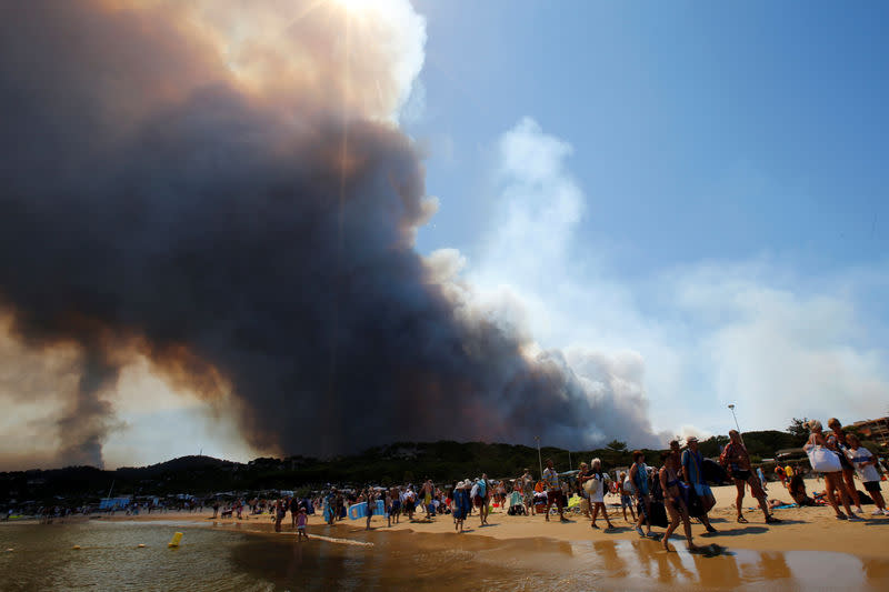 Deux des trois incendies de forêts qui touchent le département du Var depuis mardi étaient toujours considérés jeudi matin comme "non maitrisés" par la préfecture. /Photo prise le 26 juillet 2017/REUTERS/Jean-Paul Pelissier