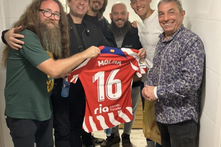 El productor Mundy Epifanio con algunos de los músicos de Las Pastillas del Abuelo y el jugador de la Selección Argentina Nahuel Molina
