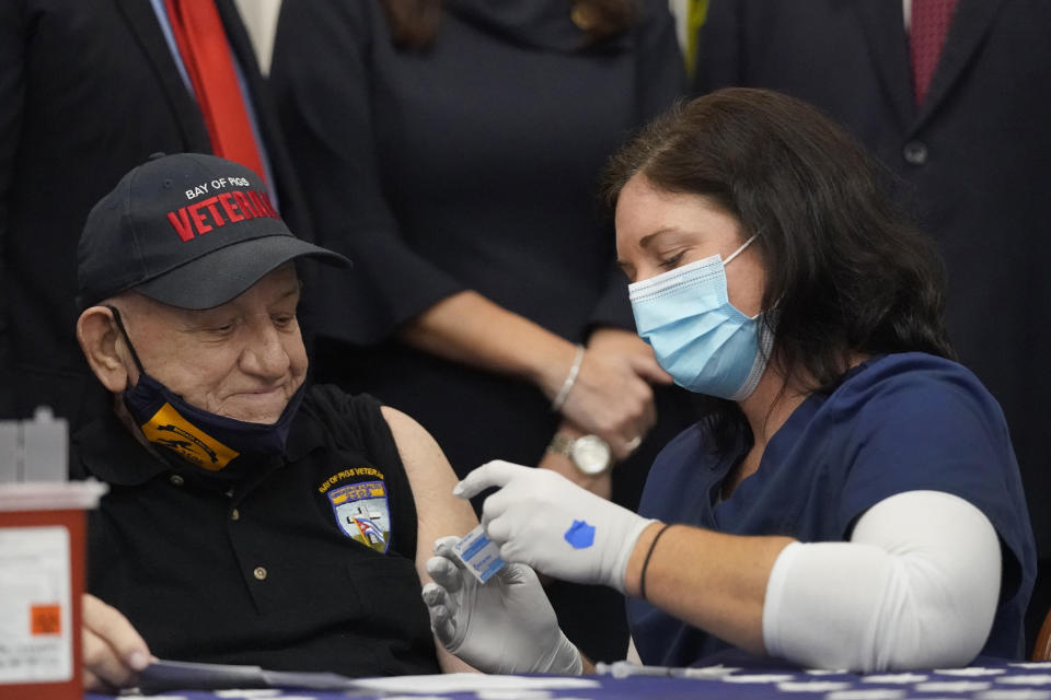 La enfermera Katherine Pachota, derecha, se prepara para inocular al veterano de la invasión de Bahía de Cochinos Rigoberto Montesinos, de 82 años, en medio de una conferencia de prensa realizada el lunes 8 de febrero de 2021 en el Museo y Biblioteca de Bahía de Cochinos en el barrio de la Pequeña Habana de Miami, Florida. Montesinos estaba frustrado porque su primera cita para ponerse la vacuna fue cancelada inexplicablemente, pero finalmente recibió su primera dosis el lunes. Montesinos dijo que le preocupaba los efectos secundarios, pero “con mi edad y con el virus recrudecido, no puedo estar arriesgándome”. (Foto AP/Wilfredo Lee)