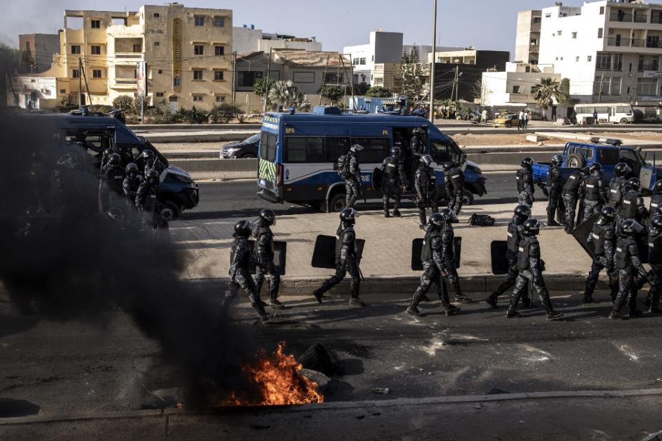 <span>Des gendarmes sénégalais patrouillent sur une route lors de manifestations convoquées par les partis d'opposition à Dakar le 4 février 2024 pour protester contre le report de l'élection présidentielle. </span><div><span>JOHN WESSELS</span><span>AFP</span></div>