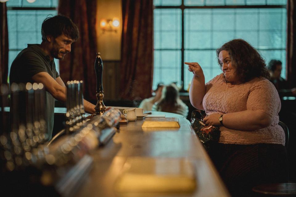 Richard Gadd and Jessica Gunning at a bar in a scene from Baby Reindeer.