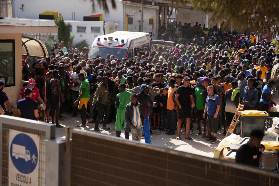 Am Hafen von Lampedusa: Aus Afrika Geflohene sind angekommen (Bild: AFP)