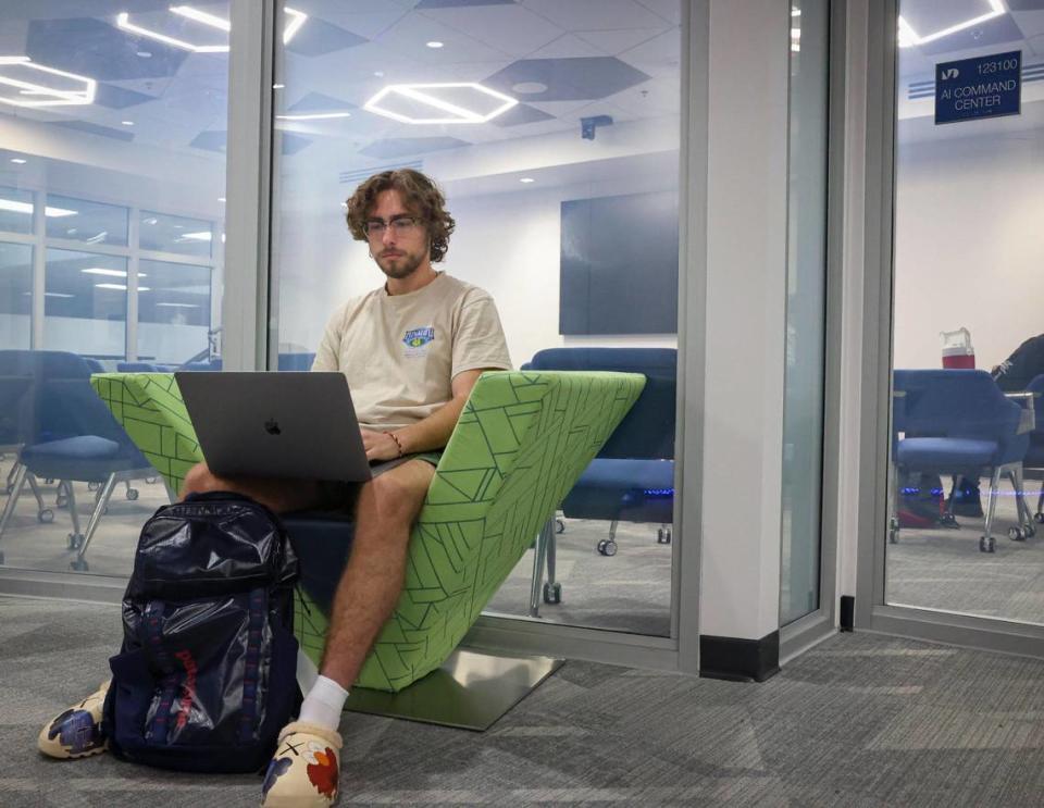 Pierson Mandell, sophomore at Miami Dade College, studies works in the artificial intelligence center after class at Miami Dade College’s North Campus, on March 6, 2023. Alie Skowronski/askowronski@miamiherald.com