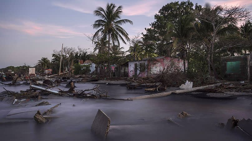 Escombros de casas derrumbadas y árboles caídos ensucian la línea costera de la comunidad de El Bosque, en el estado de Tabasco, México, jueves 30 de noviembre de 2023.