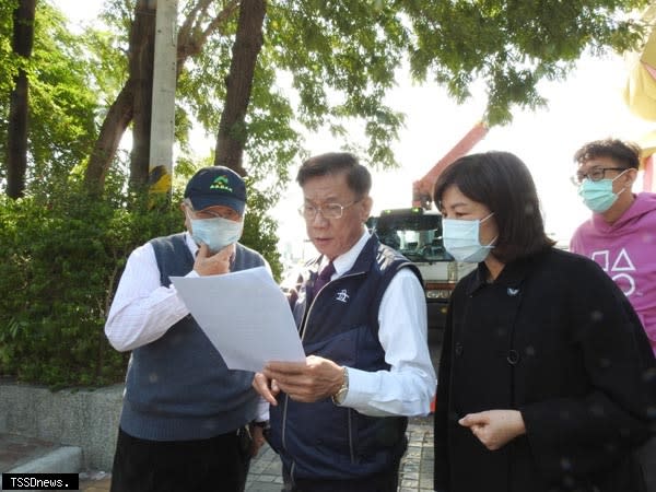 縣長林明溱日會勘草屯鎮中山公園網球場，一再感謝體育署重視支持大力補助。(記者蔡榮宗攝)