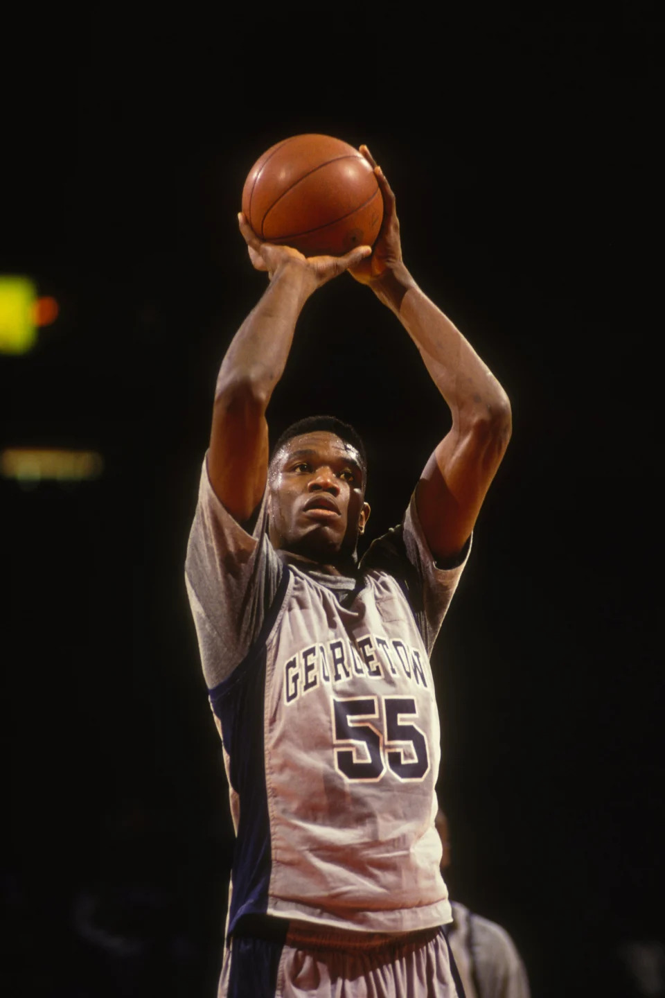 Dikembe Mutombo con el número 55 de los Georgetown Hoyas del básquetbol colegial en 1991  (Foto: Mitchell Layton/Getty Images)