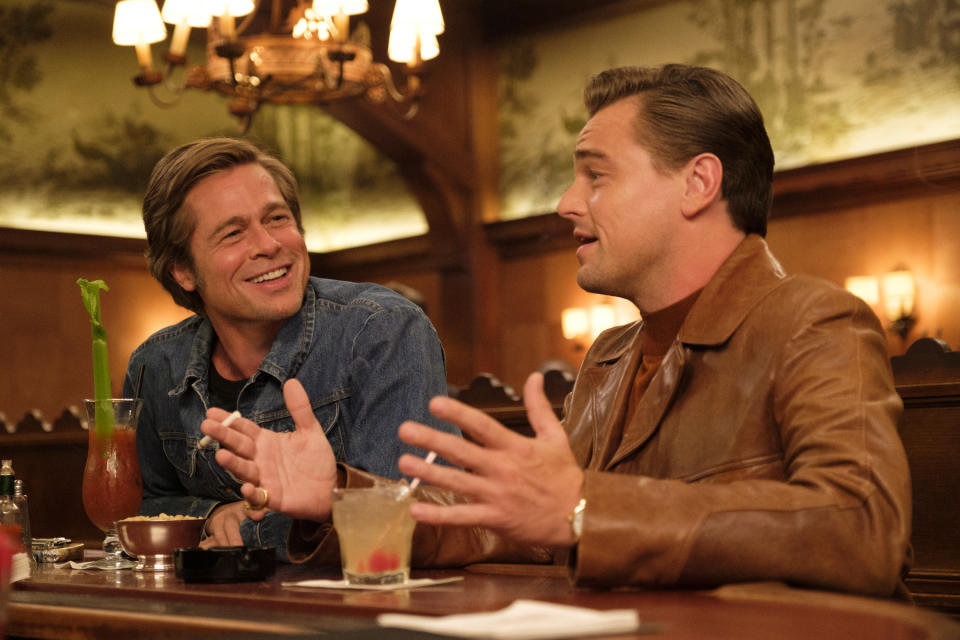 En esta imagen difundida por Sony Pictures, Brad Pitt, a la izquierda, y Leonardo DiCaprio en una escena de "Once Upon a Time in Hollywood" de Quentin Tarantino. (Andrew Cooper/Sony-Columbia Pictures via AP)
