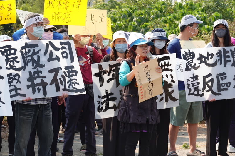 屏東鑄造工廠飄臭  蔣月惠率民眾抗議 屏東市一家機械零件鑄造工廠作業時飄出臭味，影響 廠區周圍的新興里及公館里住戶生活品質，無黨籍屏 東縣議員蔣月惠（前）6日帶領民眾前往抗議，表達 遷廠訴求。 中央社記者李卉婷攝  113年3月6日 