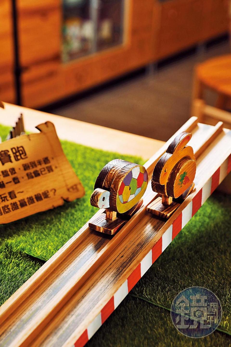 「龜兔賽跑」是大人與小朋友都喜愛的木製療癒玩具。（890元／個）