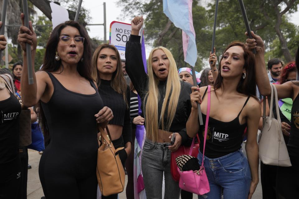Miembros de la comunidad LGBTI+ protestan contra un decreto del gobierno de Perú que clasifica siente identidades de género como enfermedades mentales, en Lima, Perú, el viernes 17 de mayo de 2024. (AP Foto/Martín Mejía)