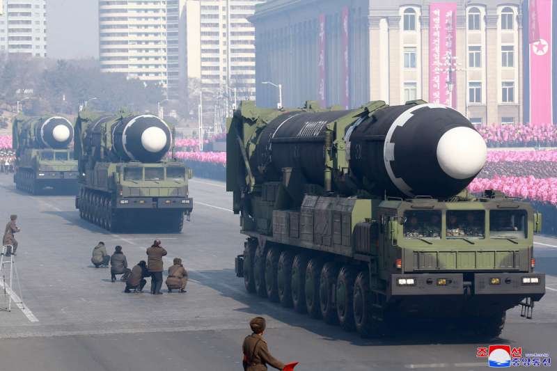 2018年2月8日，北韓舉行「建軍節閱兵式」，展出其最先進的「火星-15」洲際彈道飛彈（AP）