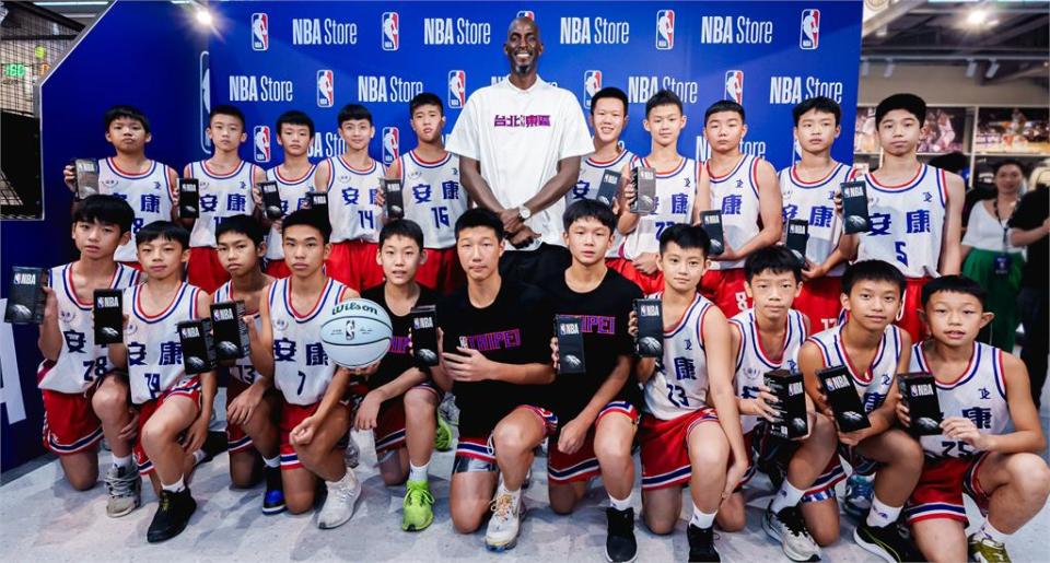 籃球／NBA傳奇「狼王」親臨台北東區　賈奈特展親民去體驗「這項」在地文化